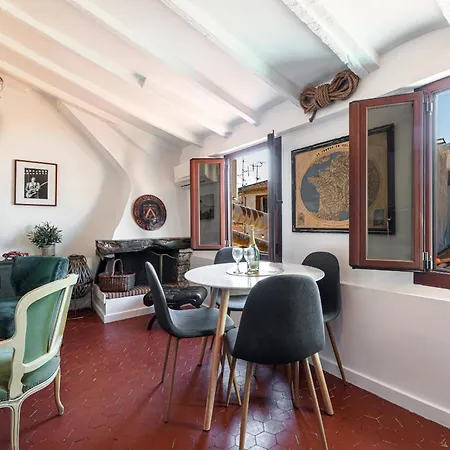 Charming Old Town Apartman