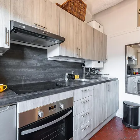 Charming Old Town Apartman