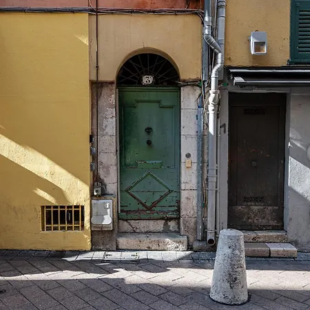 Charming Old Town Apartman *