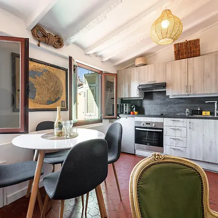 Charming Old Town Apartman *