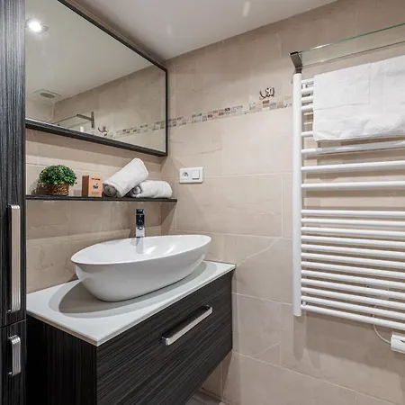 Charming Old Town Apartman