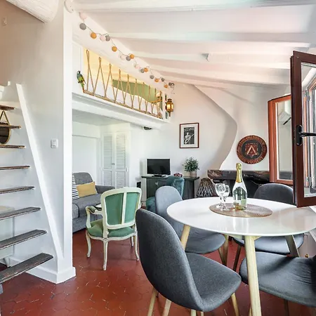 Charming Old Town Apartman *